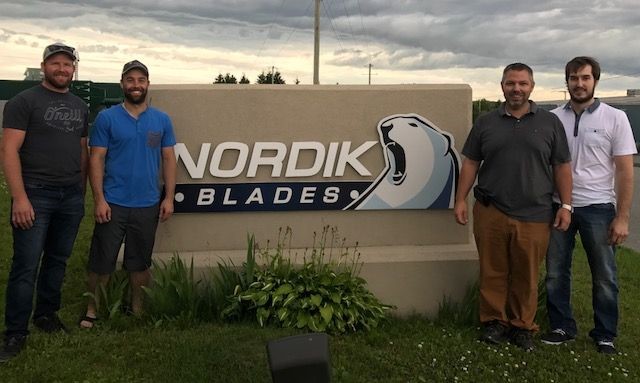 Sur la Photo à gauche : Samuel Ducharme et Yanick Grenier, directeurs généraux de l’équipe. À droite : M. Hugo Michel, Propriétaire de l’entreprise Nordik Blades et Samuel Fredette, DG des Aztèques.