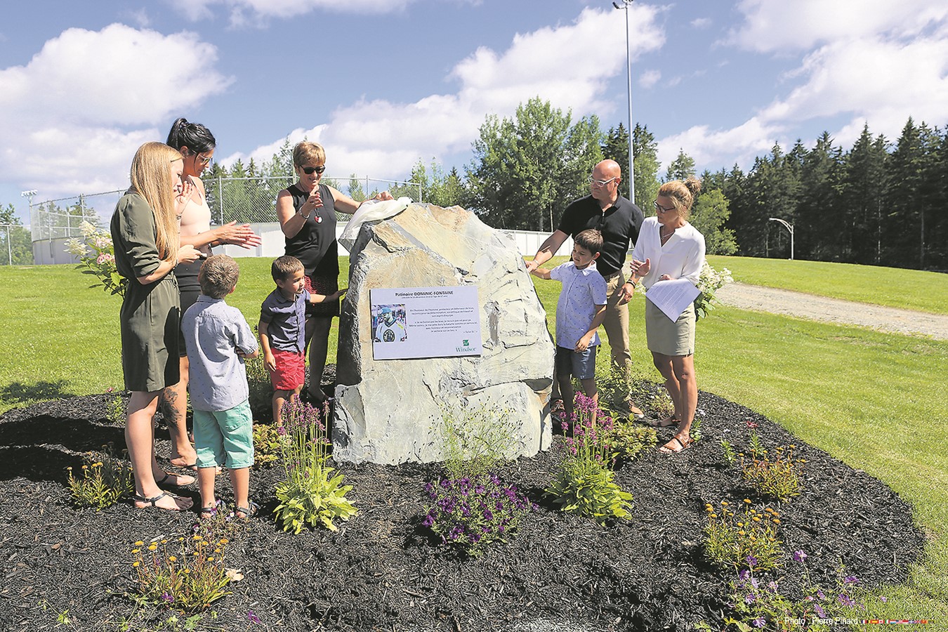 Accompagné de la famille, la mairesse Sylvie Bureau a procédé au dévoilement de la plaque commémorative.