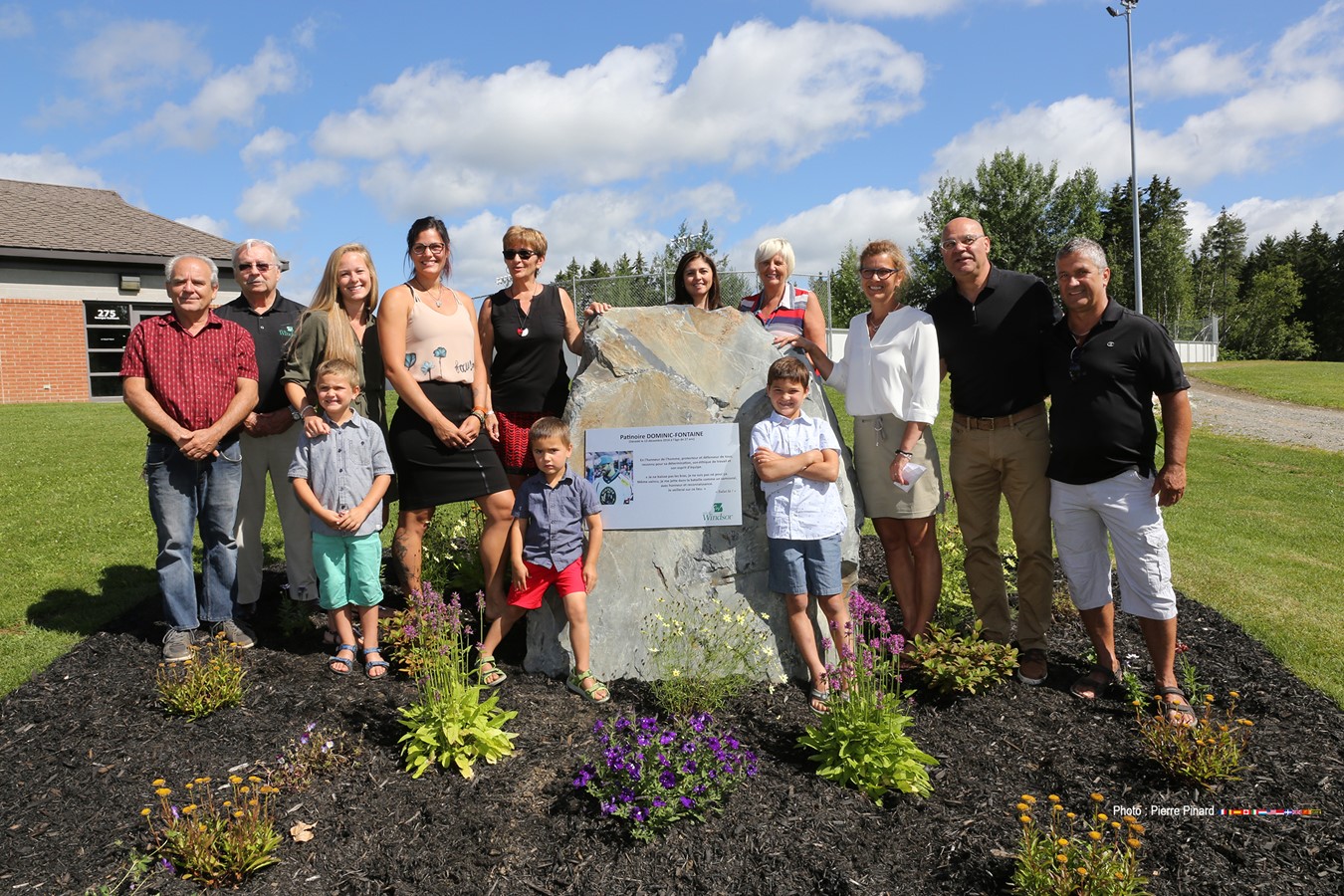 La patinoire extérieure de la rue Georges-Guilbault portera désormais le nom de Patinoire Dominic-Fontaine. Les élus municipaux et les membres de proches de Dominic Fontaine étaient regroupés à proximité de la patinoire extérieure.