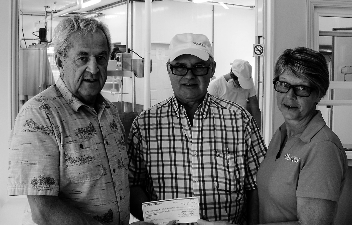 L’annonce de l’aide financière a réuni, à partir de la gauche, le maire Marc-André Martel et les copropriétaires de la fromagerie, Jacques Saucier et Johanne Caron.