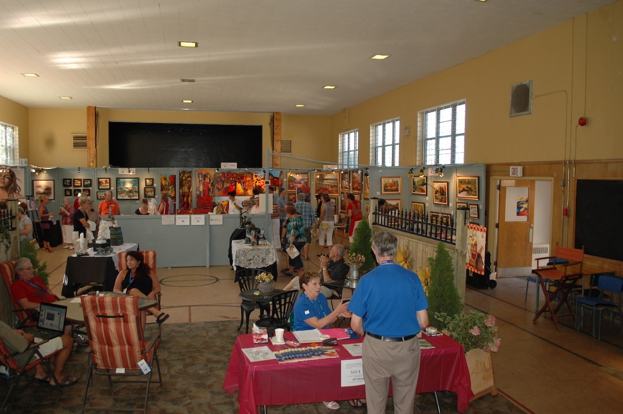 De nombreux bénévoles permettent au Symposium des arts de Danville de se poursuivre au fil du temps.