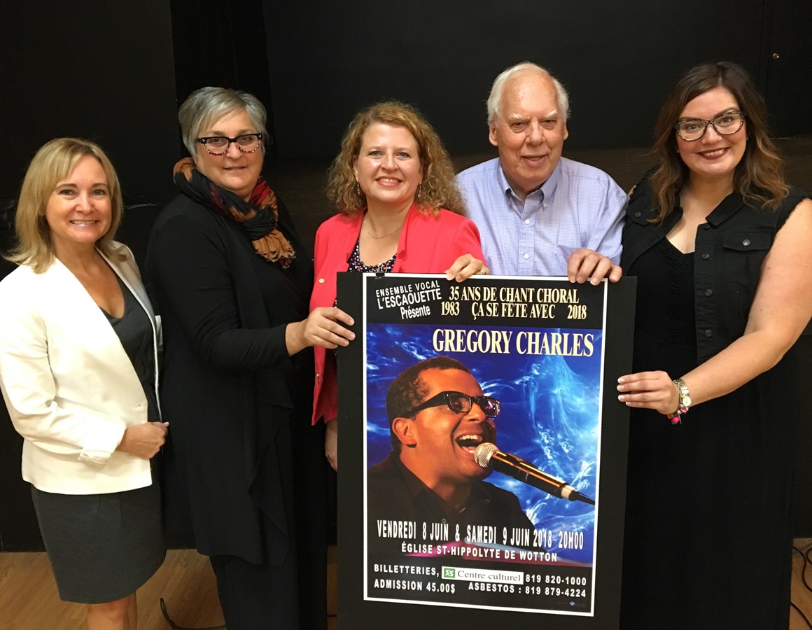 Annie Tardif, adjointe de circonscription du député Alain Rayes, Louise Deslonchamps, Geneviève Roy, Raymond Boutet et la députée Karine Vallières ont participé au dévoilement de l’affiche du spectacle.