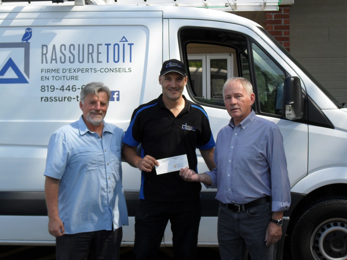 L’annonce officielle de la nouvelle entreprise regroupait, à partir de la gauche, le préfet de la MRC, Luc Cayer ; le président de RassureToit Experts Toitures inc., Étienne Bouchard, et le maire du Canton de Melbourne, Herman Herbers.