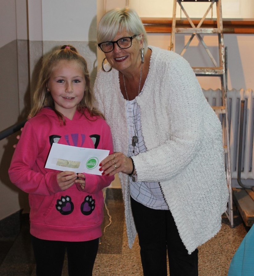 Une jeune gagnante accompagnée de la conseillère municipale Solange Richard.