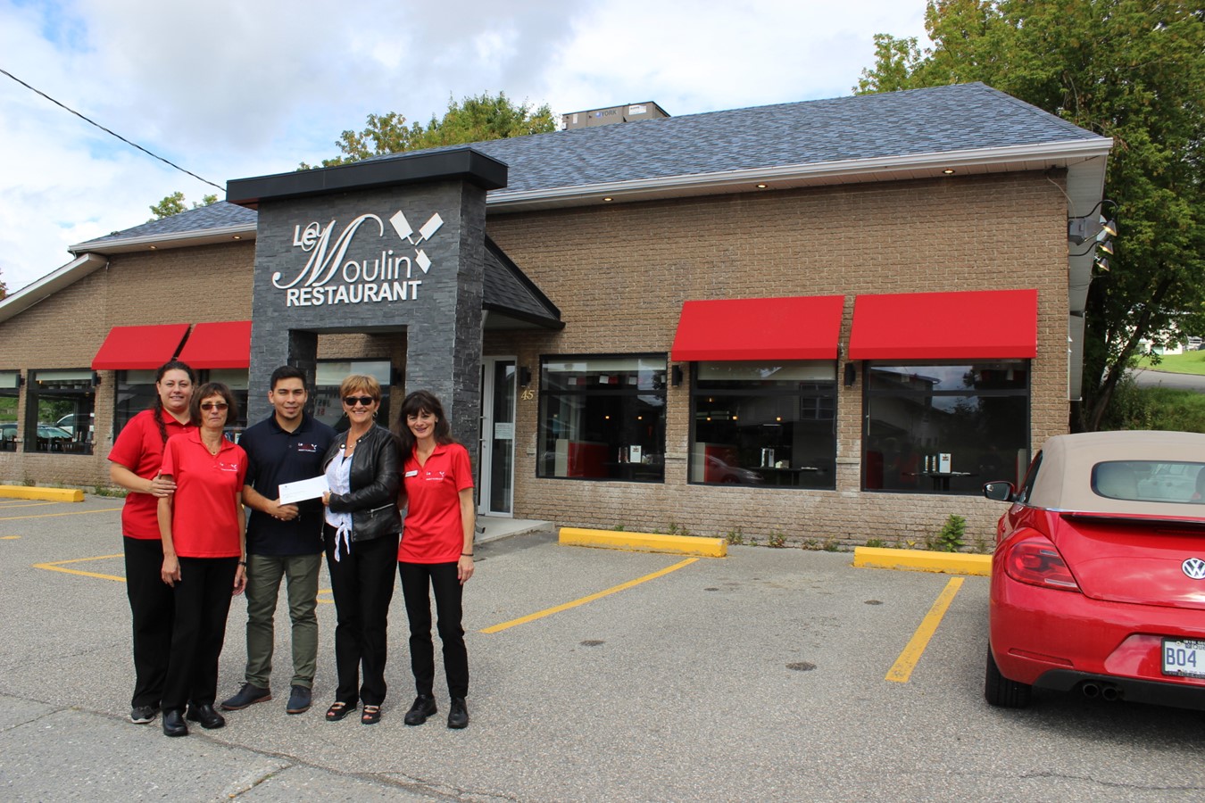 Le propriétaire du restaurant Le Moulin, Ishan Adelyar, reçoit un montant de 10 000 $ pour l’embellissement de sa façade. Il est accompagné de la mairesse de Windsor et de trois de ses employés, Josée Audy, Chantale Pomerleau et Johanne Desrochers.