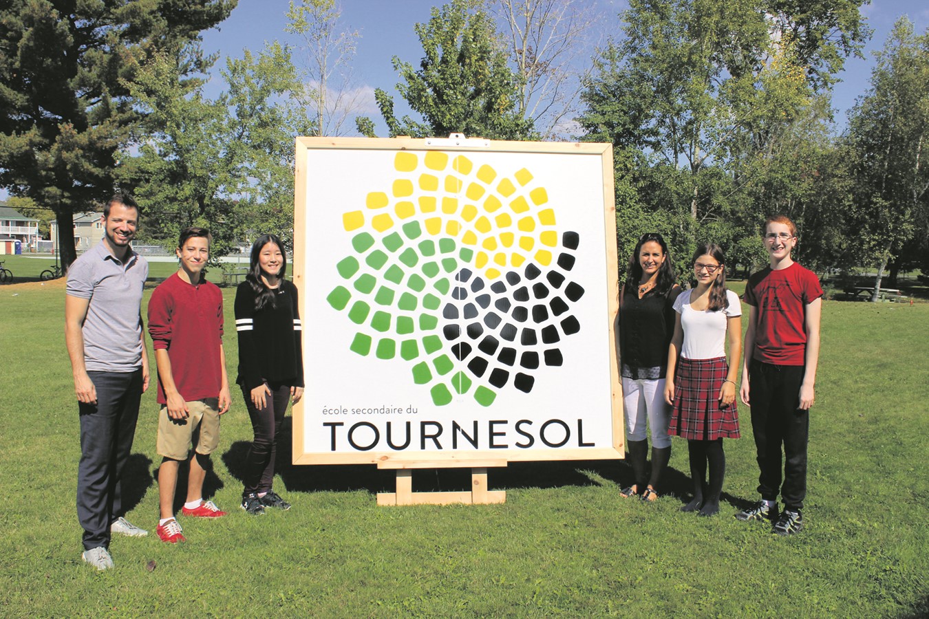 Un 5 à 7 aux couleurs du Tournesol regroupant la direction et des élèves. Dans l’ordre habituel : Jean-Sébastien Roberge, adjoint à la direction ; Jonathan Guyon, Coralee Saint-Laurent, Caroline Monette, directrice ; Alyssian Saint-Pierre et Jayson Cyr-Charland.