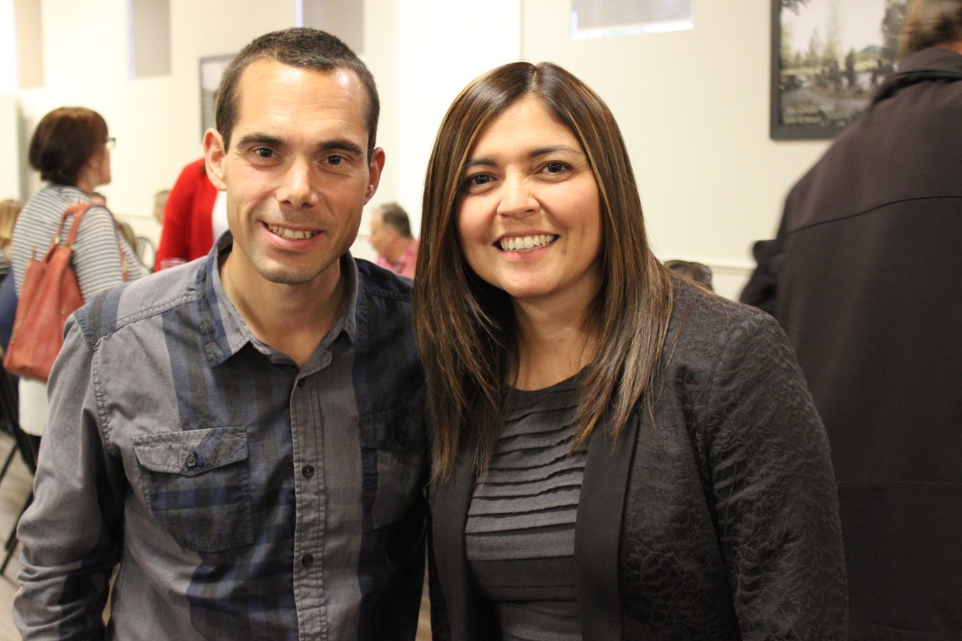 Administratrice au sein du CJE et conseillère municipale à la Ville de Windsor, Ana Rosa Mariscal agissait à titre de maître de cérémonie lors la soirée. Sur cette photo, elle est accompagnée de son prédécesseur au siège numéro 1, David Fournier.