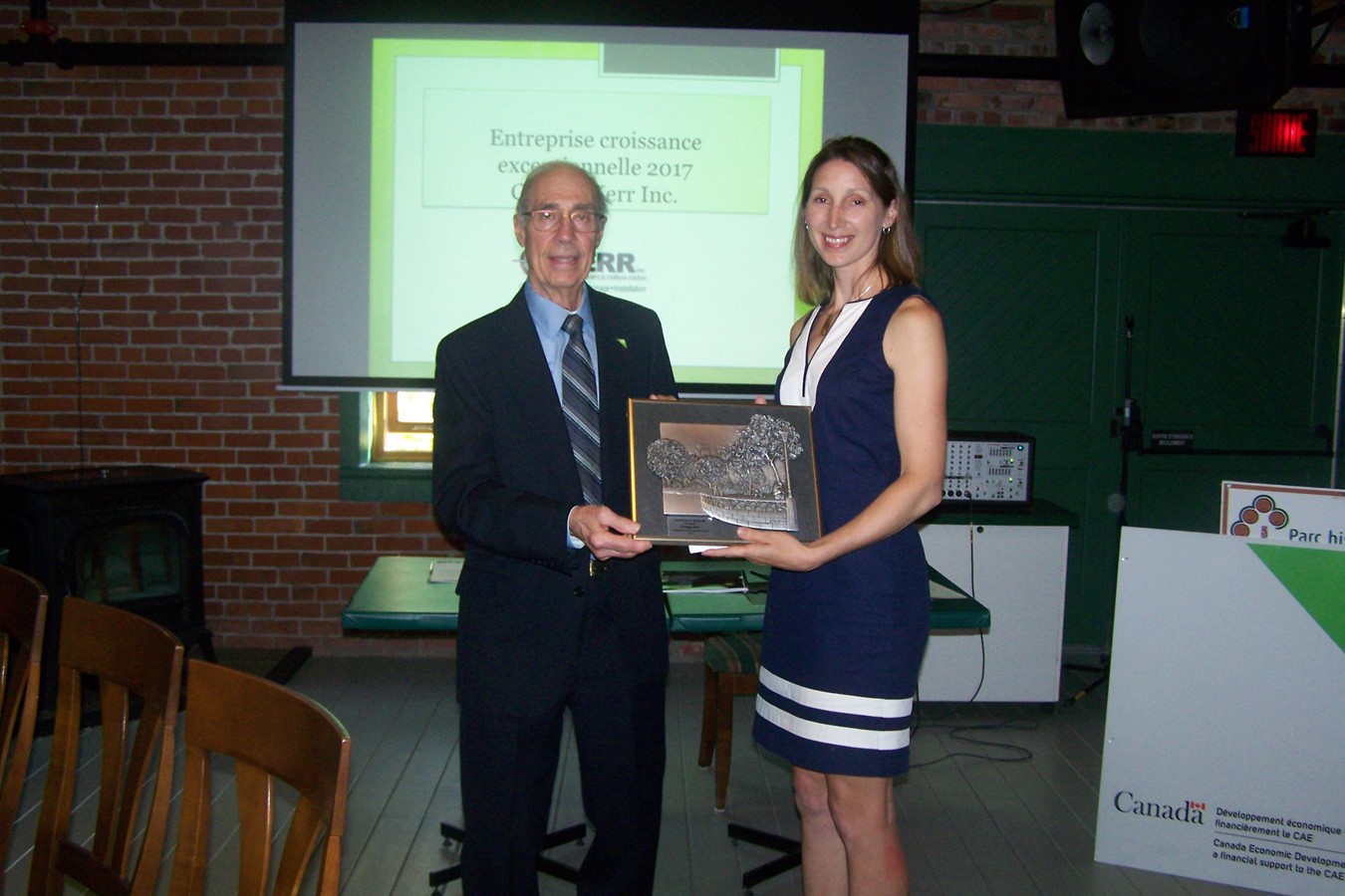 Lors de l’assemblée annuelle du Centre d’aide aux entreprises, le président Marcel Brosseau a remis une plaque honorifique à Tiffany Blinn, copropriétaire du Groupe Kerr.