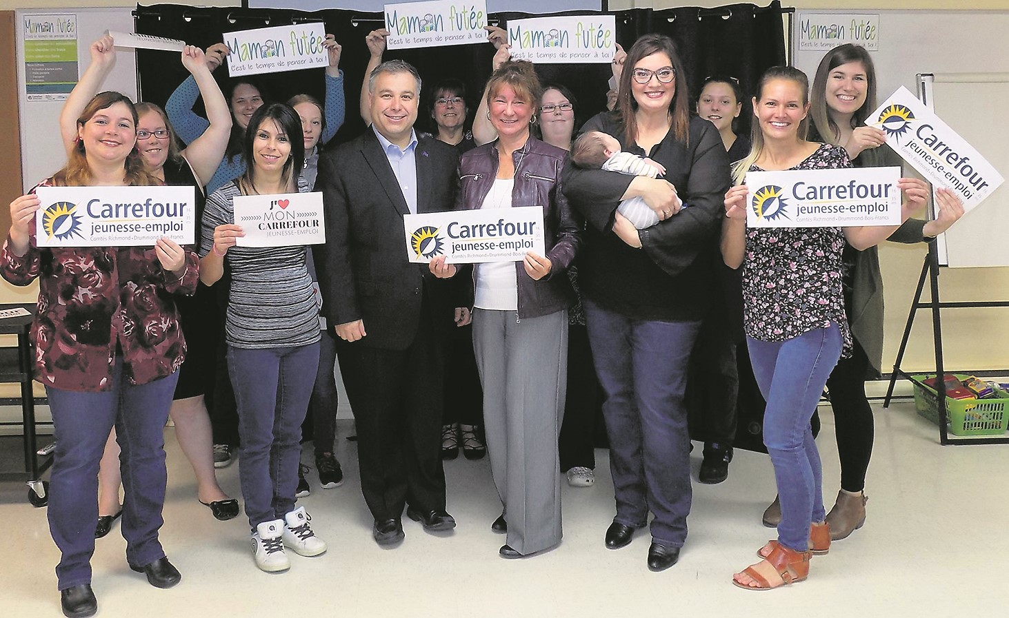 Le Groupe des « Mamans futées » en compagnie du ministre de l’Éducation Sébastien Proulx, de la députée Karine Vallières et de la directrice Sylvie Bibeau.