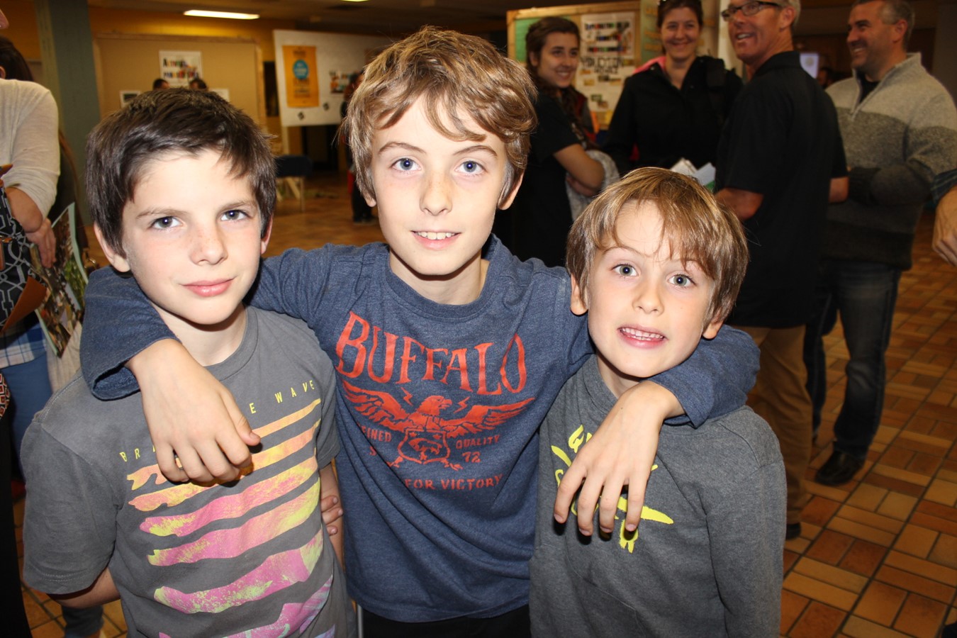 Éliot au centre de la photo