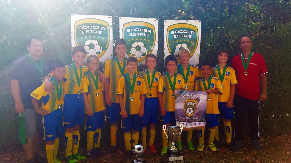 Notre équipe U12M D1 récipiendaire de la médaille d’or grâce à une victoire de 3-0 contre Sherbrooke en finale.
