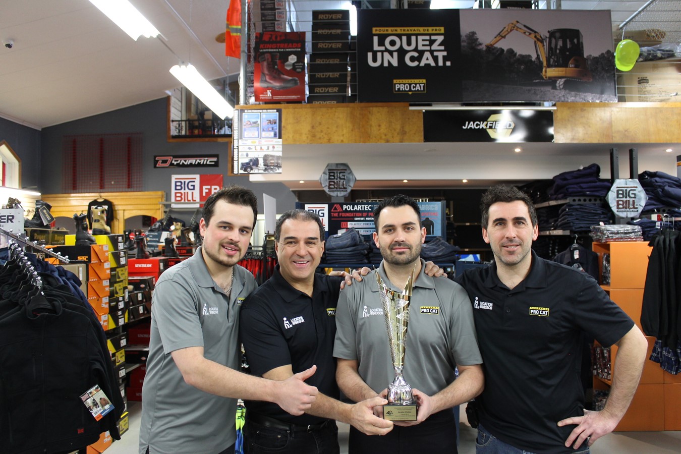Les quatre associés de Location Windsor : Shawn Boissonneault, Denis Dion, Martin Dion et François Poirier avec le trophée de l’ALQ.