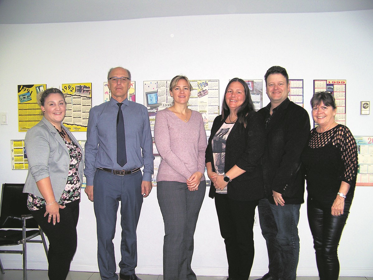 Le tirage se tenait au journal, regroupant Julie Lemay, conseillère aux ventes ; Claude Frenette, propriétaire des Actualités L’Étincelle ; trois membres de la chambre, Kim Leblanc (administratrice), Annie Jolin (trésorière) et Serge Ranger (président) et Chantal Darveau, directrice du journal.