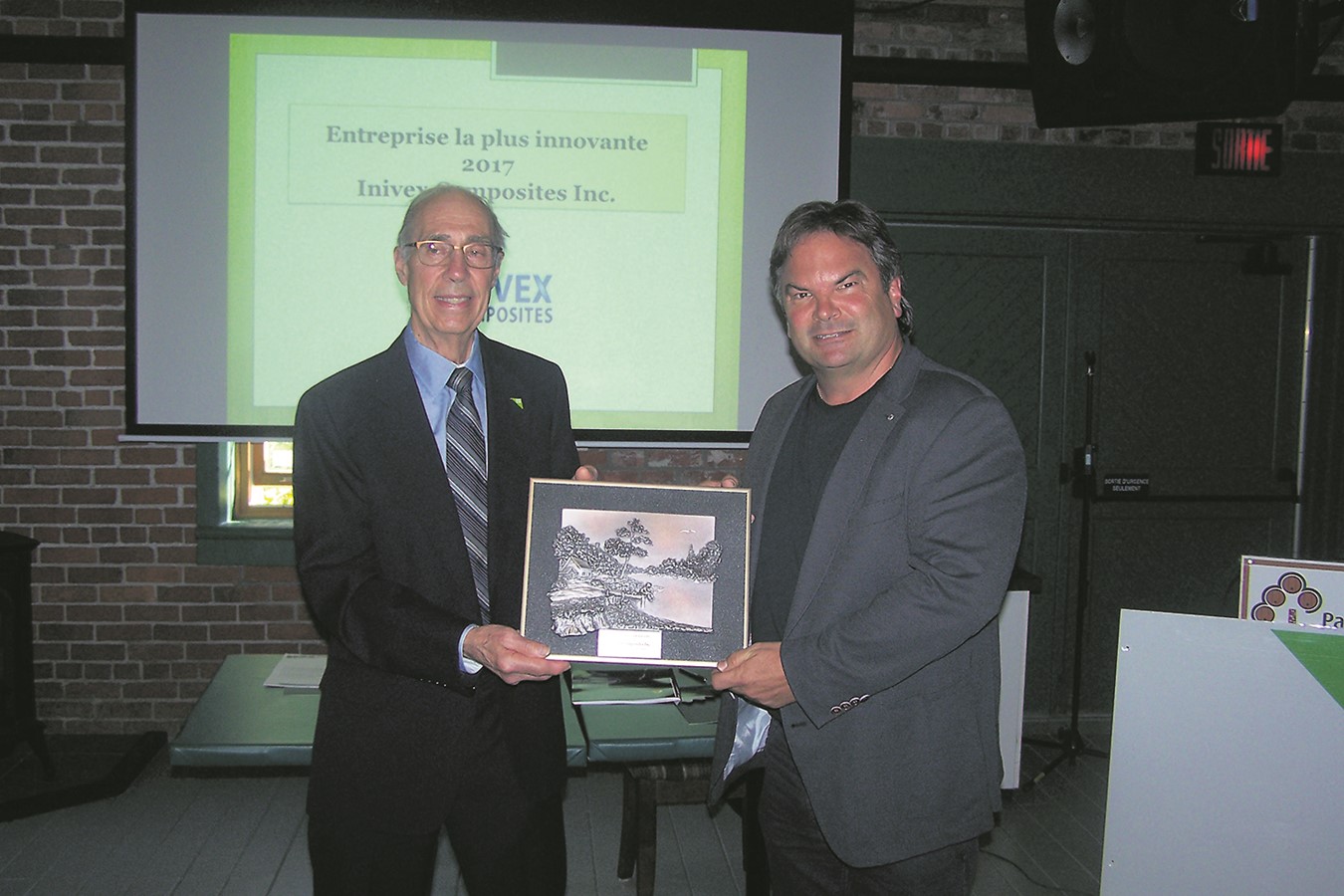 Lors de l’assemblée annuelle du Centre d’aide aux entreprises, le président Marcel Brosseau a remis une plaque honorifique Jean Drouin, propriétaire d’Inivex composites. 