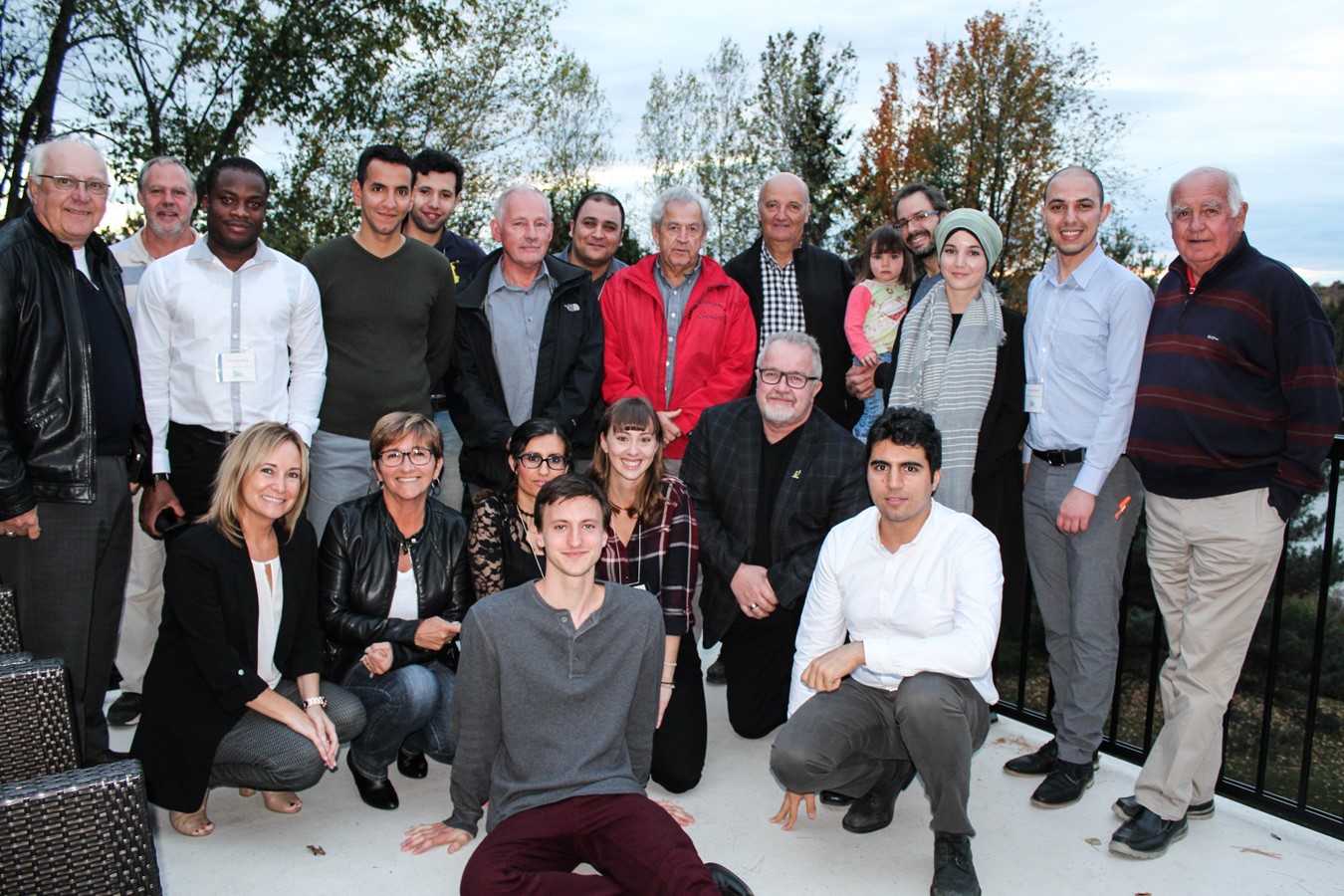 Les participants au 5 à 7 du séjour exploratoire qui avait lieu le 13 octobre dernier à la Poudrière de Windsor. Les neuf jeunes professionnels regroupés avec les maires, attachés politique et intervenants suivants. À l’arrière, dans l’ordre habituel : Patrice Desmarais, maire du Canton de Valcourt ; Jacques Gosselin, directeur général du Carrefour jeunesse-emploi comté de Johnson ; Herman Herbers, maire du Canton de Cleveland, Cleveland ; Marc-André Martel, maire de Richmond ; Rolland Camiré, maire de Val-Joli ; Michel Benoît du Centre de santé et de services sociaux du Val-Saint-François ; Claude Sylvain, maire de Saint-François-Xavier-de-Brompton. À l’avant : Annie Tardif, attachée politique du député de Richmond-Arthabaska Alain Rayes ; Sylvie Bureau, mairesse de Windsor et Jean- Luc Beauchemin, maire de Saint-Denis-de-Brompton.
