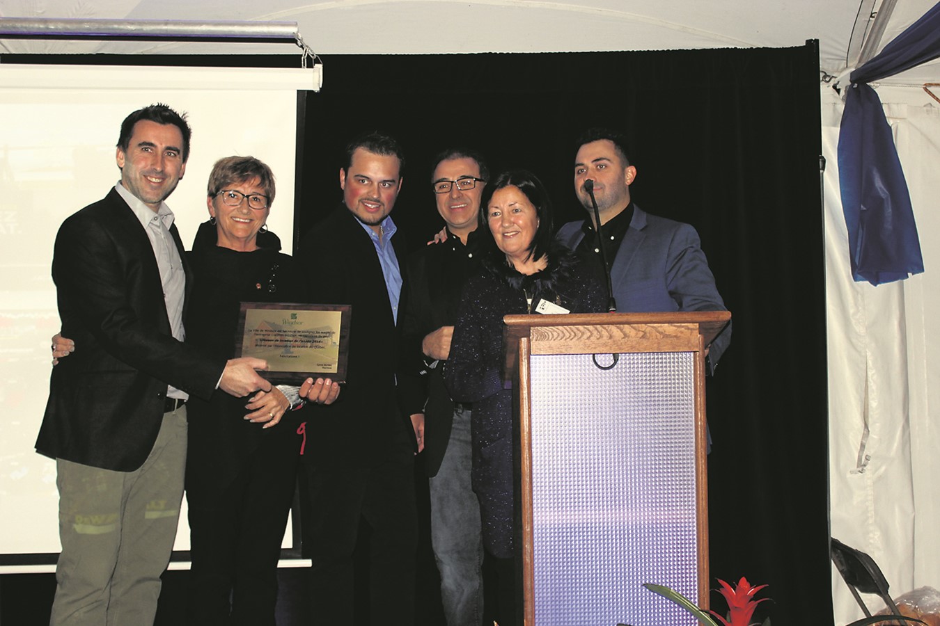 La mairesse Sylvie Bureau a remis une plaque honorifique à l’entreprise. Dans l’ordre habituel : François Poirier, Sylvie Bureau, Shawn Boissonneault, Denis Dion, Carol Ward-Dion et Martin Dion.