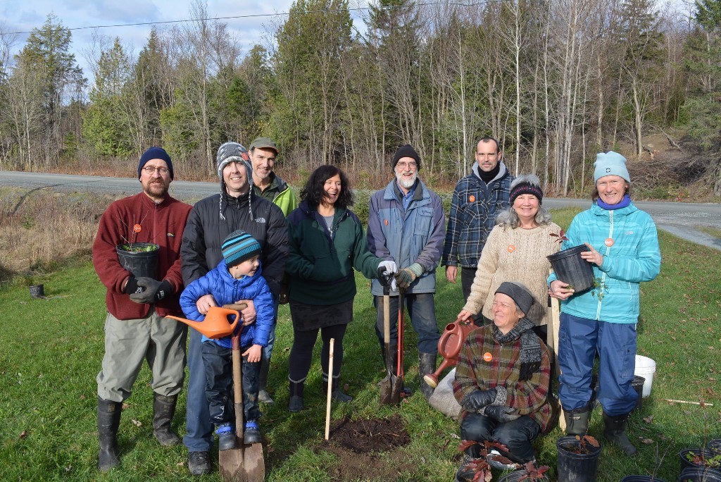 Les participants et participantes à la plantation en compagnie des propriétaires de la Ferme Noëka.