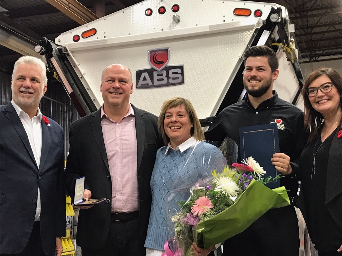 François Gouin est entouré du premier ministre Philippe Couillard, de sa femme Pauline Messier, de son fils Pier-Olivier Gouin et de Karine Vallières.  