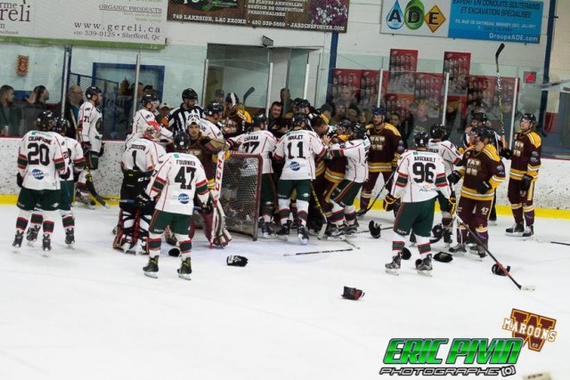 Une mêlée générale a marqué la fin de la deuxième période du match de samedi à Waterloo. Le Desjardins - Wild s’est incliné 8-2 face aux Maroons.