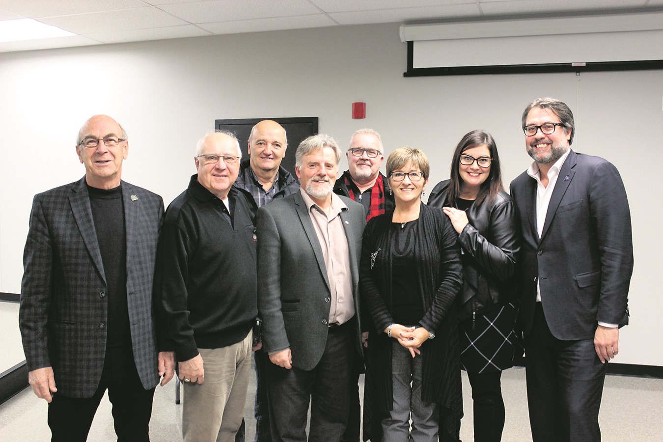 Des maires de la MRC du Val-Saint-François. Dans l’ordre habituel : Renald Chênevert (Valcourt), Patrice Desmarais (Canton de Valcourt), Rolland Camiré (Val-Joli), Luc Cayer (préfet de la MRC et maire de Stoke), Jean-Luc Beauchemin (Saint-Denis), Sylvie Bureau (Windsor), la députée Karine Vallières et le ministre David Heurtel.