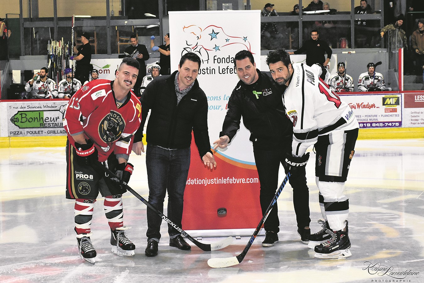 Avant le match, les frères Patrick et Benoit Lefebvre ont effectué la mise au jeu protocolaire pour lancer la Fondation Justin-Lefebvre en compagnie du joueur Movember du Desjardins - Wild, Alexandre Therrien. 