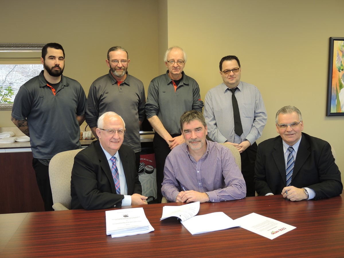 Marc-André Lyonnais, Jocelyne Quenneville, Daniel Saucier, président du syndicat, Mario Gauthier, Michel Roy, président du CA de la Coop, Denis Vigneault et Jean Boisvert étaient rassemblés pour la signature de cette convention collective.