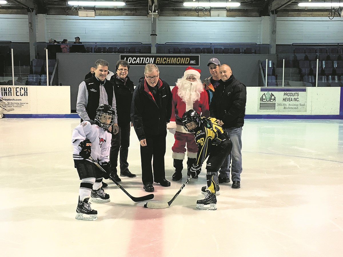 Ouverture officielle du tournoi le 2 décembre dernier. Dans l’ordre habituel : André Charest, président du Tournoi novice A de Richmond ; Josiane Perron, trésorière de l’Association du hockey mineur de Windsor ; Bertrand Ménard, maire de Richmond ; le Père Noël ; Martin Poudrier, président de l’Association du hockey mineur de Richmond et François Séguin, directeur des Loisirs de Richmond. La mise en jeu officielle regroupait les capitaines des Voltigeurs Blancs de Drummondville et du Promutuel B-1 dans la catégorie Novice B.
