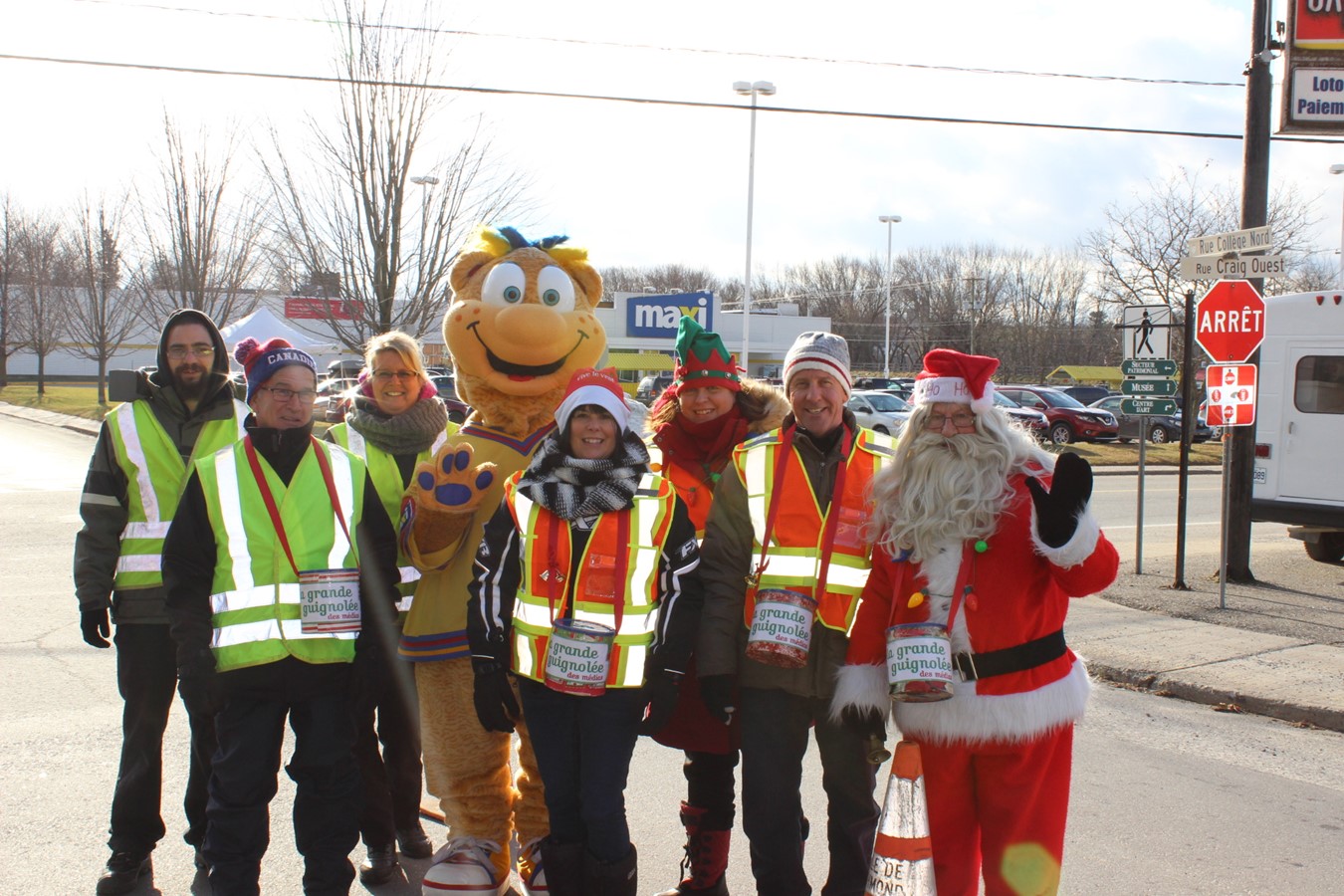 Accompagnés de la directrice du Maxi de Richmond, Chantale Fortin (3e à partir de la gauche), des bénévoles, la mascotte Maxi et le Père Noël recueillaient les dons à l’intersection des rues Craig et Collège.