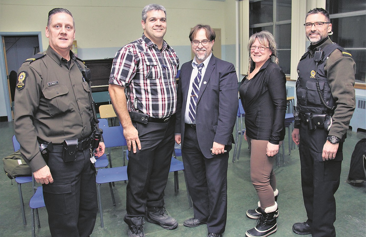 Lors de la rencontre citoyenne de consultation à Mgr Thibault, de gauche à droite, le Sgt Michel Tremblay, Simon Tessier, représentant du secteur Carmel et des avenues, le maire Michel Plourde, la conseillère Nathalie Boissé, et le Sgt de relève François Lemelin