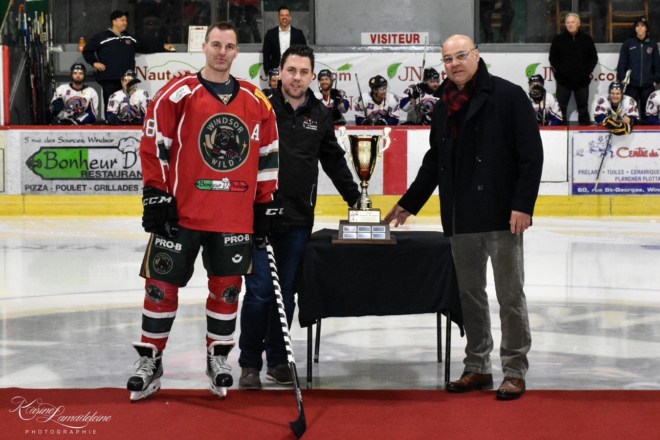 Lors du match de vendredi, Benoit Fontaine et Patrick Lefebvre ont remis la coupe Dominic-Fontaine à Patrick Groleau pour le mois de novembre. 