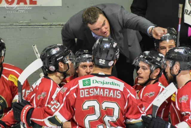 
Le Desjardins-Wild a vu le Bellemare de Louiseville repartir avec une 13e victoire consécutive durant la soirée du vendredi 22 décembre dernier. En fin de match, l'entraîneur Simon Robidas a discuté avec ses joueurs afin de trouver une solution à l’amorce de la nouvelle années. (Photo : Karine Lamadeleine)