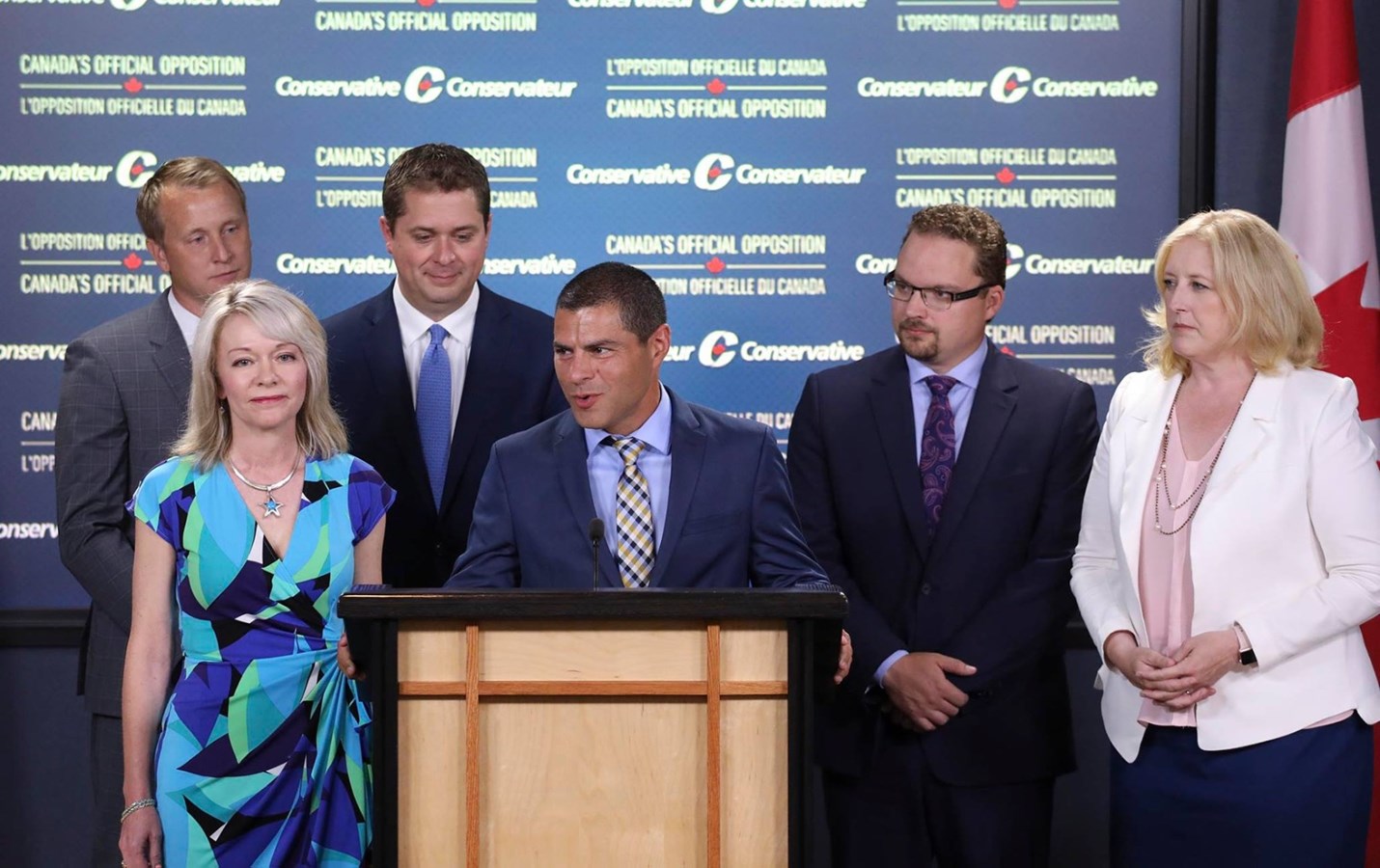 Alain Rayes entouré des membres du comité de direction du Parti conservateur : Chris Warkentin (leader adjoint), Candice Bergen (leader), Andrew Scheer (chef), Mark Strahl (whip en chef) et Lisa Raitt (chef adjointe).