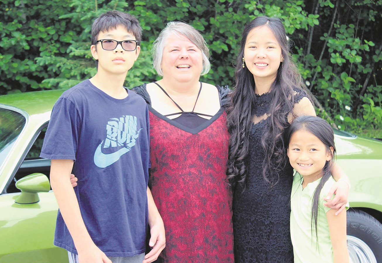 Roxanne Vallières accompagnée de ses enfants. À partir de la gauche : Théo, Roxanne, Maggie et Chloé. 