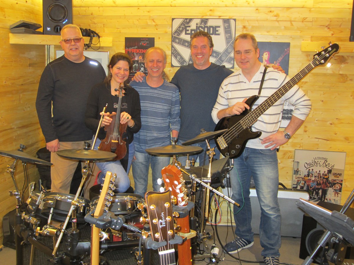Voici les membres qui forment le groupe Frékence. Dans l’ordre habituel : Mario Lacroix, Isabelle Gosselin, Normand Carpentier, Clément Beaubien et Gérard Labrecque.