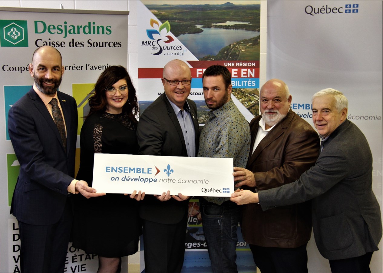 M. Éric Desaulniers, directeur général du FLS-FTQ, Mme Karine Vallières, députée de Richmond, M. Hugues Grimard, préfet de la MRC des Sources et maire de la Ville d’Asbestos, M. Marc-André Letendre, président du conseil d’administration de la Caisse Desjardins des Sources, M. Lionel Fréchette, membre du conseil d’administration de la FQM, M. Alain Lemaire, président de la Table de diversification de la MRC des Sources et président du conseil exécutif de Cascades.