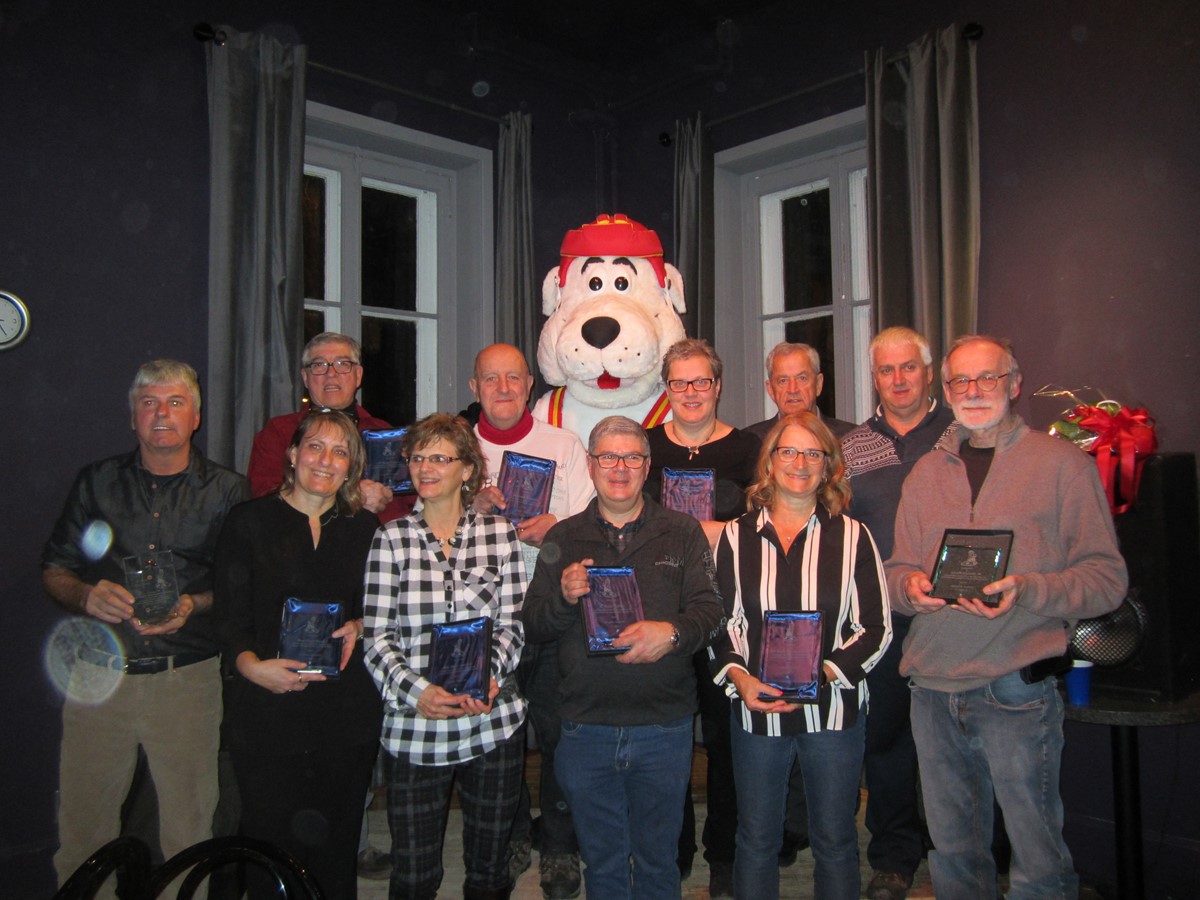 Dans le cadre de la soirée du 55e anniversaire du tournoi Mousquiri, onze bénévoles ont été honorés. Il s’agit de Guy Marchand, Annie Daigle, Marie Lampron, Daniel Dubois, Marie-Thérèse Bernard et Richard Martel. Rangée du haut, Daniel Custeau, André Bussière, Jocelyne Morel, Marc-André Martel et Gilles Levasseur ainsi que la mascotte Mousquiri.