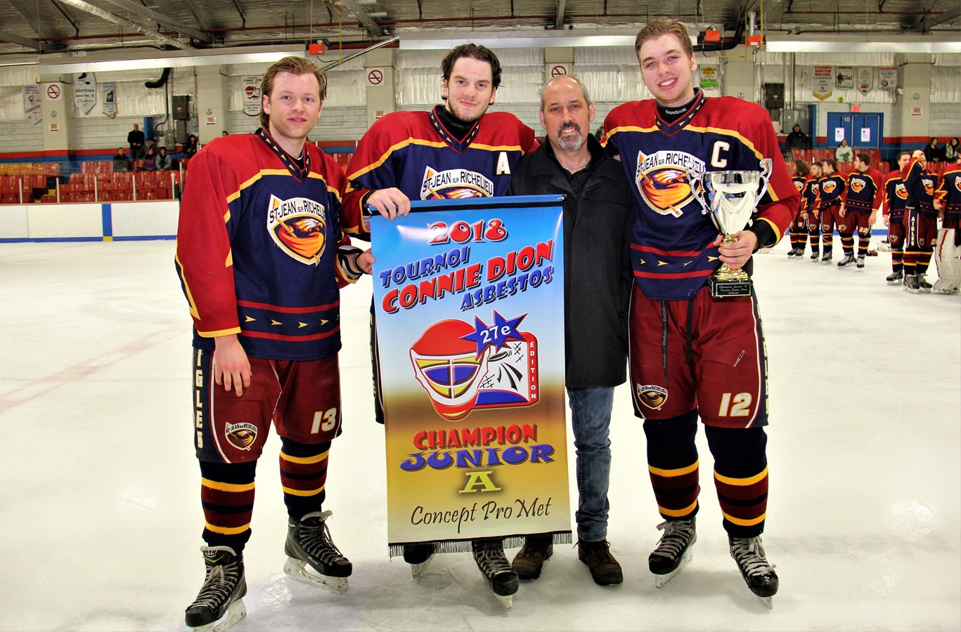 Les grands finalistes des niveaux Junior A et B du 27e Tournoi de hockey Connie Dion d’Asbestos.