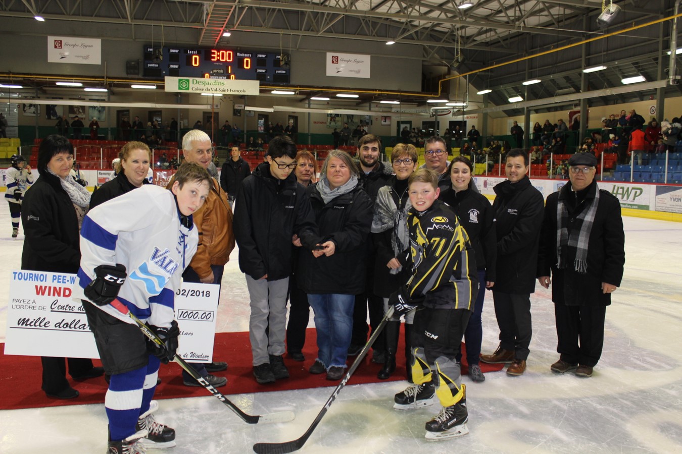 Lors de la première semaine d’activités du Tournoi pee-wee/bantam de Windsor, la mise en jeu de l’inauguration de la 41e édition a réuni la présidente d’honneur Roxanne Vallières, des membres du comité organisateurs, des invités et partenaires en présence des capitaines du Valois d’Acton-Vale et du Promutuel du Val-Saint-François.