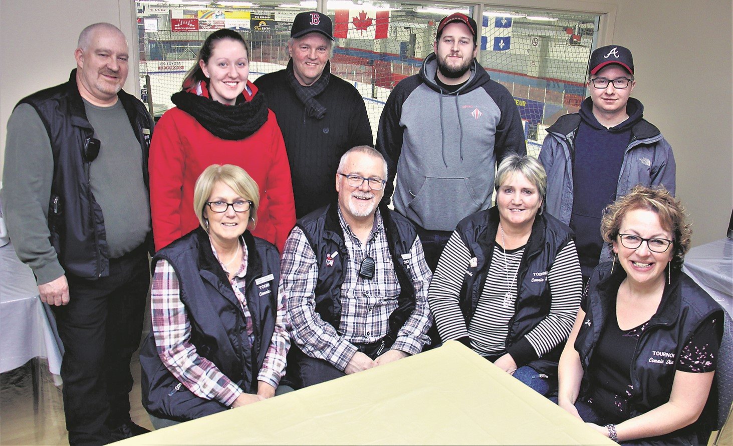 La petite famille du Tournoi de hockey Connie Dion édition 2018, absent malheureusement sur la photo pour cause de maladie, le président de cette année, M. Marco Laprade.