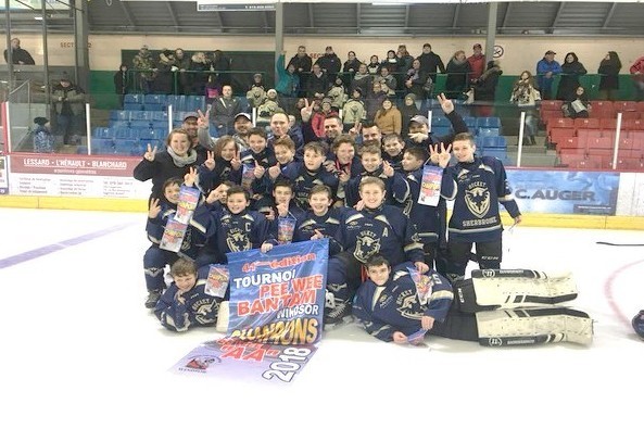 Malgré les efforts des équipes du Promutuel, celles du Phœnix situées en bordure du Val-Saint-François ont été appréciées, d’autant plus que Sherbrooke a récolté des bannières dans la classe pee-wee, dont celle du AA qui apparait sur cette photo.