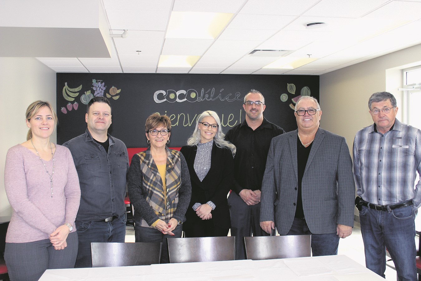 Dans l’ordre habituel : Kim Leblanc et Serge Ranger de la Chambre de commerce, la mairesse de Windsor Sylvie Bureau, Marie-Ève Allen et Bruneau Gagnon de COCOdélice, Raphaël Francoeur de la SILC et le maire de Saint-Claude Hervé Provencher.
