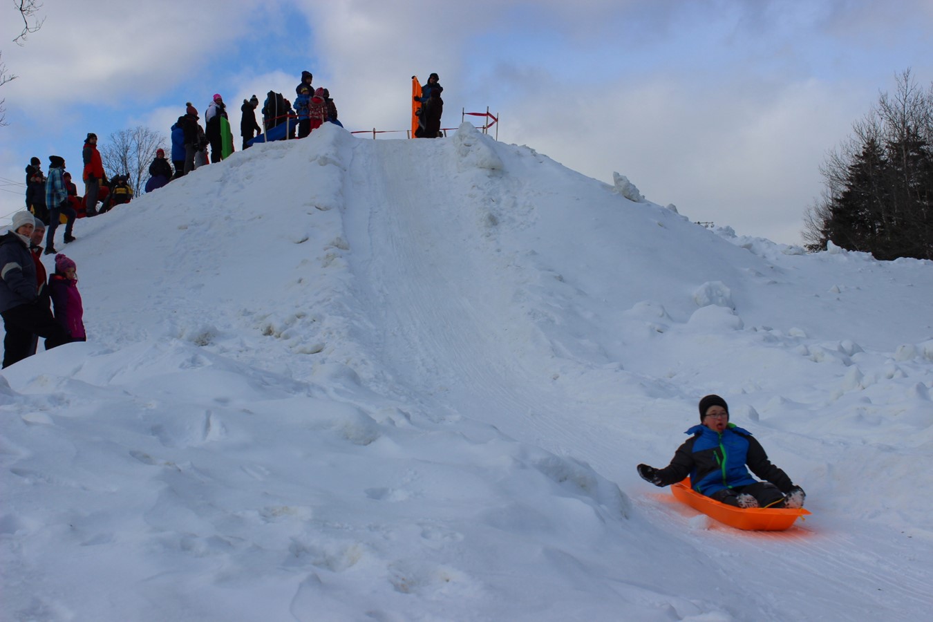 La glissade a réuni à la fois les enfants, les parents et les amis.