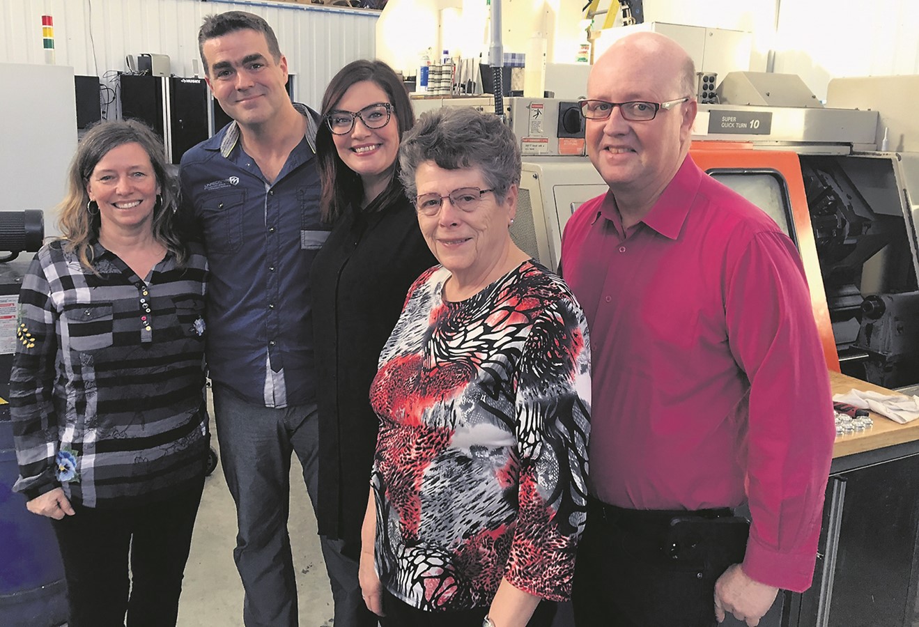 Sonia Beaudoin et Martin Grégoire, copropriétaires de Grebo, Karine Vallières, députée de Richmond, Armande Provencher Richard, conseillère municipale à Saint-Georges-de-Windsor, Hugues Grimard, préfet de la MRC des Sources et maire de la Ville d’Asbestos.