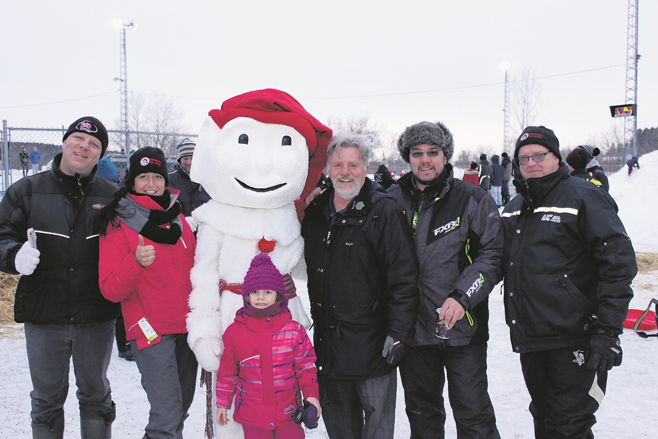 Dans l’ordre habituel, le conseiller Steeve Mathieu, la coordonnatrice Anny Jasmin, le Bonhomme et son amie, le maire Luc Cayer et les conseillers Daniel Dodier et Sylvain Chabot.