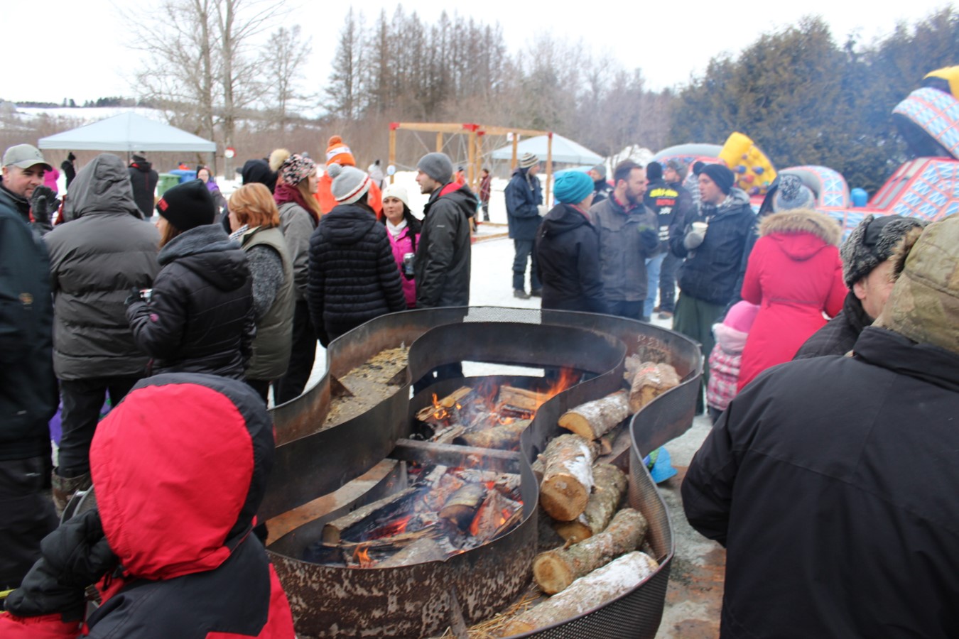 Située à Stoke, Atelier Sima est une entreprise qui conçoit, fabrique et installe des escaliers. Cette pièce a été conçue pour les festivaliers qui pouvaient profité de la chaleur et des guimauves! 