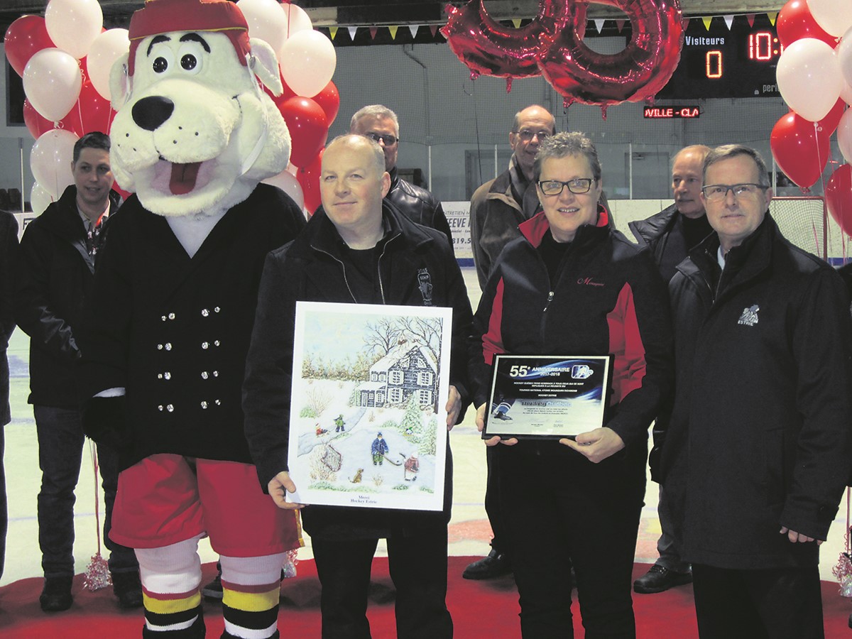 Hockey Estrie a souligné le 55e anniversaire du tournoi Mousquiri en remettant, par l’entremise de Jean-Pierre Filion, une toile et une plaque-souvenir au président du tournoi Guillaume Cayer-Richard et à la vice-présidente Jocelyne Morel.