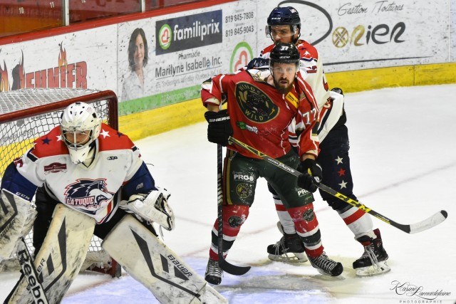 Le gardien Steven Veilleux, des Loups de La Tuque, a quitté le match en troisième période suite à une collision avec deux joueurs. Il a été coupé par une lame de patin derrière la jambe. (Photo : Karine Lamadeleine)