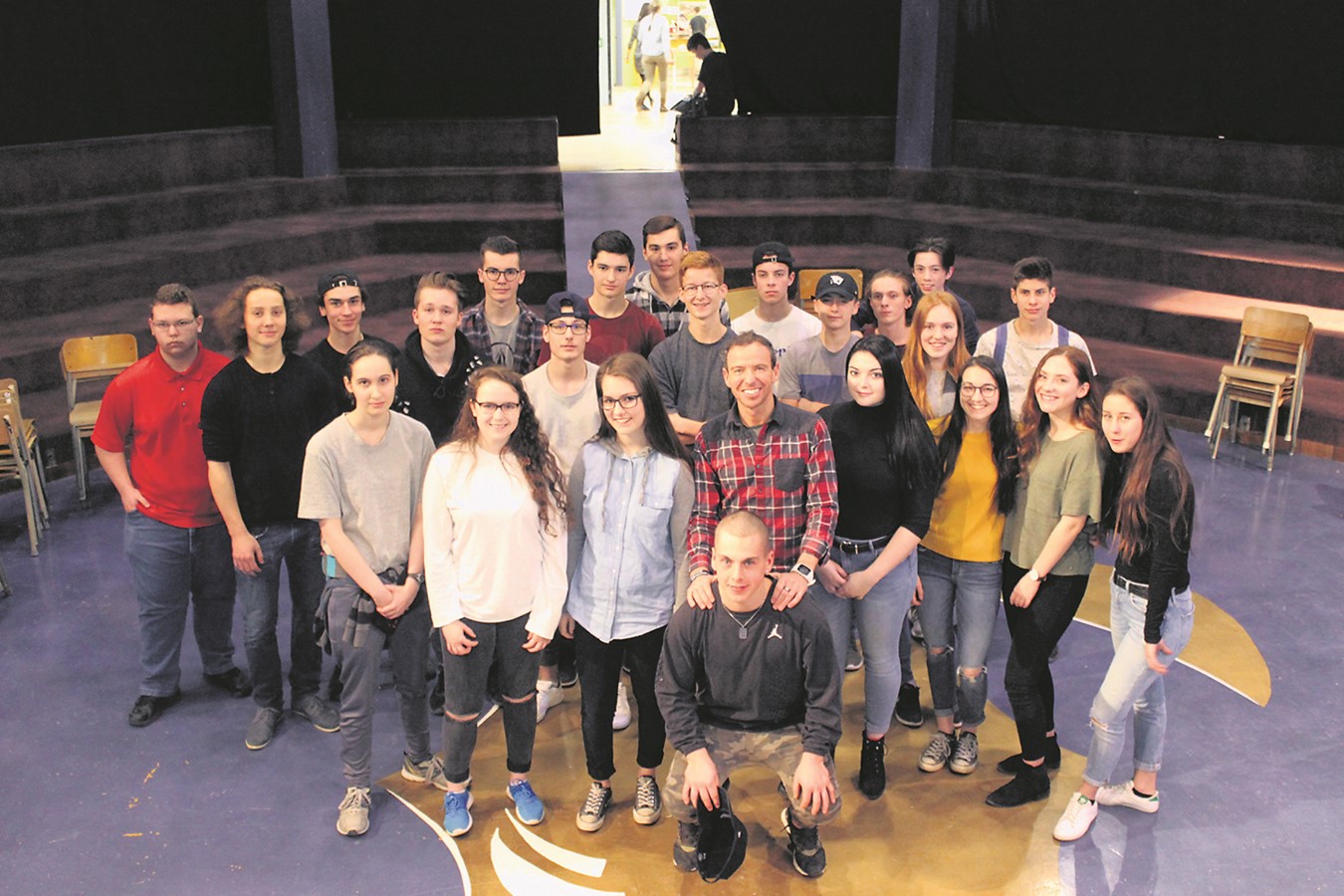 Avec une place publique bien remplie, plusieurs étudiantes, étudiants, enseignants et membres de la direction ont apprécié le passage de Christian Vachon. Cette photo regroupe plusieurs élèves et membres du Conseil étudiant qui se sont adressés à Christian Vachon au terme de sa conférence. Le marathonien apparait debout, à l’avant, quatrième à partir de la gauche.
