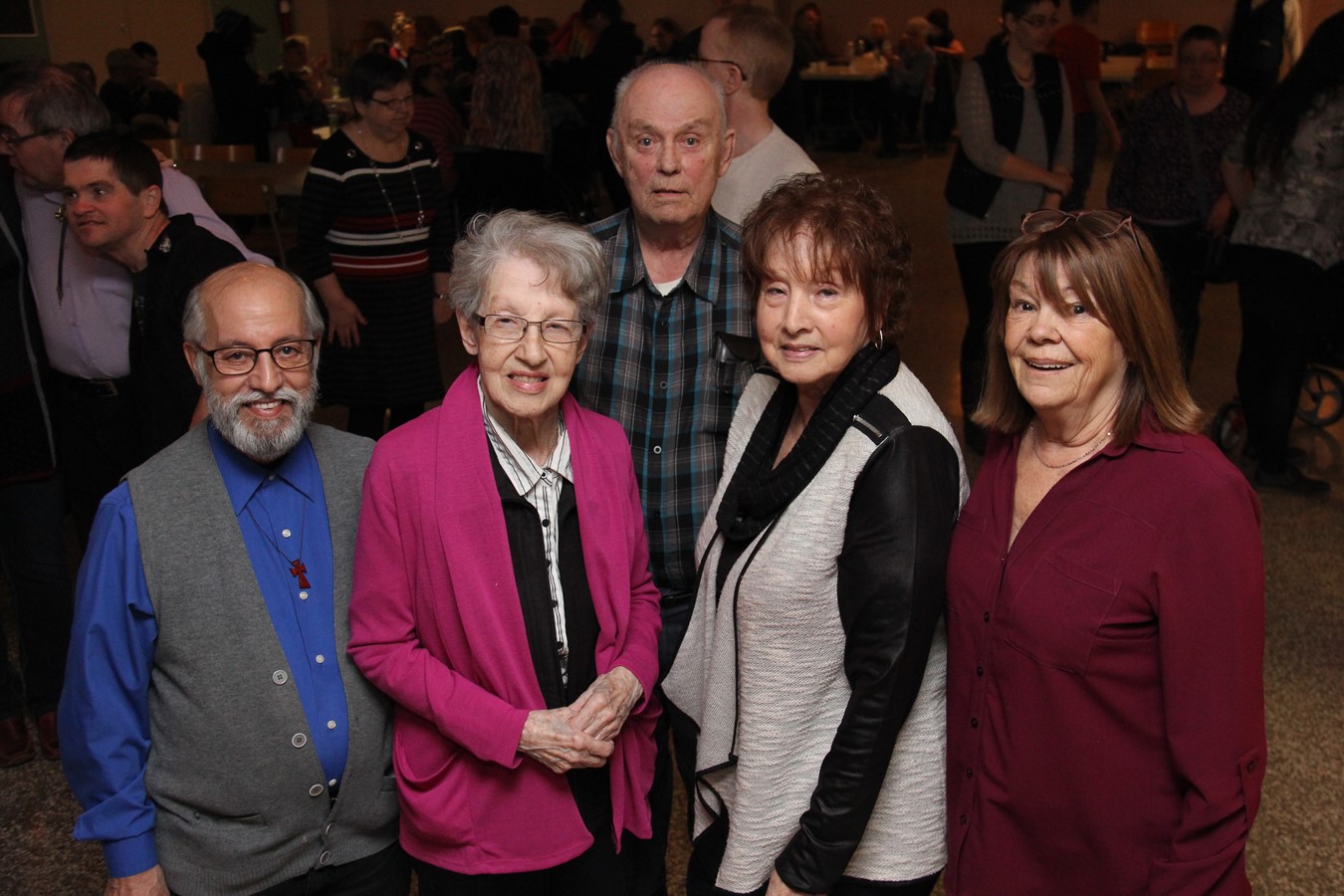 Toujours présent même 46 ans plus tard, de gauche à droite, M. Yves Bourassa, premier président de l’organisation, Mme Aline Dubois, M. Émile Dubois, Mme Pauline Lafond, et Mme Micheline Godbout, qui a occupé le siège de présidente de la Fraternité, durant plus de 20 ans. 