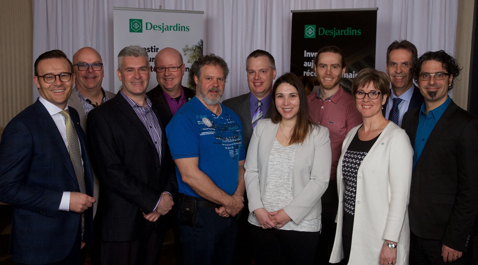 Guy Cormier, président et chef de la direction du Mouvement Desjardins, et Nadine Groulx, présidente du conseil régional des caisses de l’Estrie (à droite), accompagnent les représentants des huit projets qui reçoivent l’appui de Desjardins dans la région.